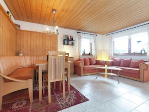 Living room - Beautiful Apartment in Lauterbach ot Fohrenbhl With Garden (Lauterbach)