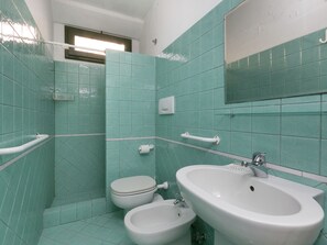 Shower, towels - Comfortable Holiday Home in Castiglioncello With Garden (Rosignano Marittimo)