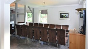 Un interior moderno con una zona de estar, un mueble de madera y un televisor.