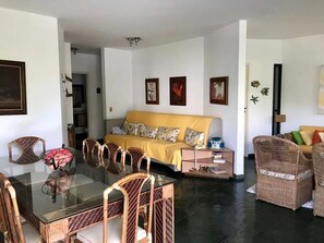 Smart TV - Incredible and spacious family apartment in Enseada one block from the beach (Jardim Tres Marias)