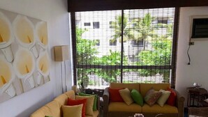 Ein Wohnzimmer mit zwei Sofas, einem Couchtisch und einem Fernseher.