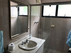 Shower, bidet, towels, soap - Incredible and spacious family apartment in Enseada one block from the beach (Jardim Tres Marias)