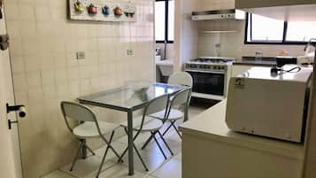 Frigorífic, microones, forn i placa de cuina