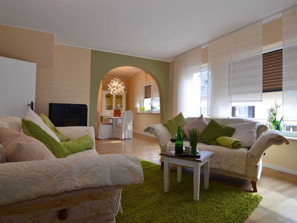 Living area - Wonderful Apartment With Barrel Sauna (Stockheim)