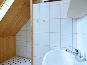 Shower, towels - Bright Apartment in the Harz - Balcony, Terrace, Garden, Play Opportunities, (Herzberg am Harz)