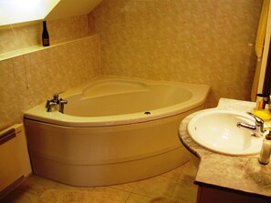 Bathroom | Combined shower/tub, towels