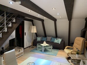 Televisio, takka, pöytäjalkapallopöytä