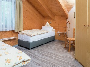 House | 5 bedrooms, individually furnished, iron/ironing board, bed sheets