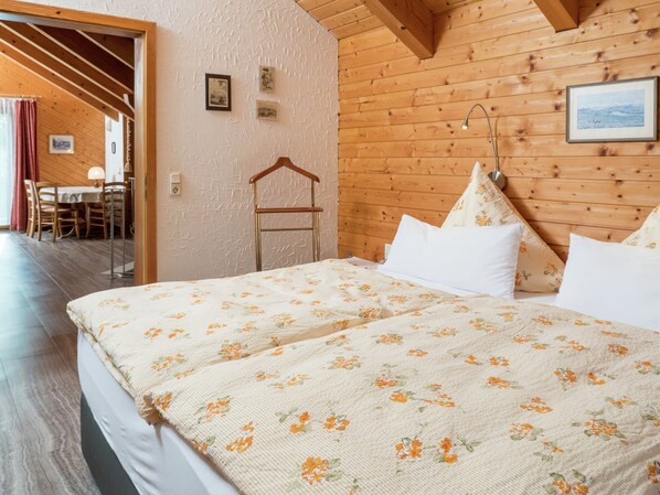 House | 5 bedrooms, individually furnished, iron/ironing board, bed sheets - Cozy Holiday Home in Loßburg near Ski Area (Lossburg)
