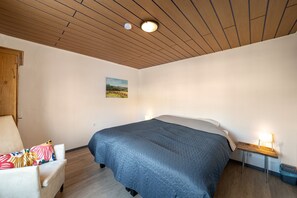 House | 4 bedrooms, individually furnished, iron/ironing board, bed sheets - Large Holiday Home near Winterberg with Garden, Terrace, & Garage (Winterberg)