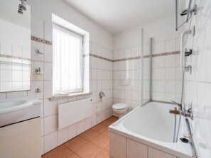 Combined shower/tub, towels - Beautiful Apartment in the Romantic Bode Gorge Directly on the Edge of the Forest With Fireplace (Oberharz am Brocken)