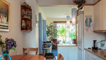 Full-sized fridge, oven, stovetop, coffee/tea maker