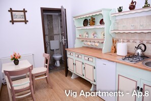 Kühlschrank, Wasserkocher mit Kaffee-/Teezubehör