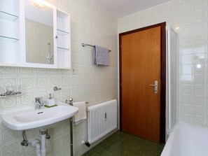 Combined shower/bathtub, towels - Welcoming Apartment Near Ski Area in Westendorf (Westendorf)