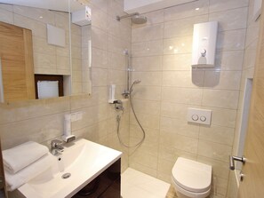 Chalet | Badezimmer | Dusche, Handtücher