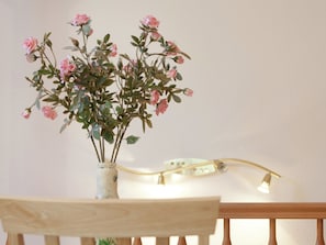 A vase with pink flowers on a wooden table. - Meadow View Cottage in Winterstein Thuringia near Ski Area (Waltershausen)