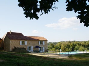 Exterior - Spacious Holiday Home With Private Swimming Pool in Loubejac (Loubejac)