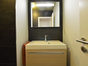 Apartment | Bathroom - Elegant Apartment in Robertville With Balcony, Roofed Terrace (Waimes)