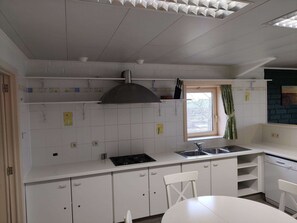 Fridge, microwave, dishwasher, coffee/tea maker - Lovely Holiday Home With Garden in Zuienkerke (Zuienkerke)