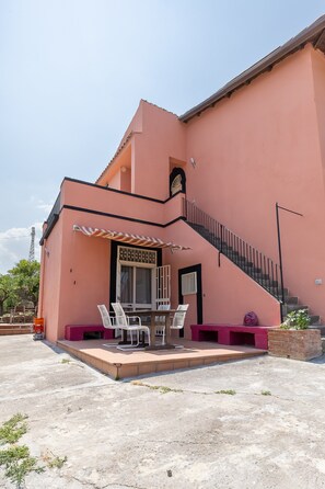 Balcony - Villa in Francofonte With Pool & Volcano Views (Francofonte)