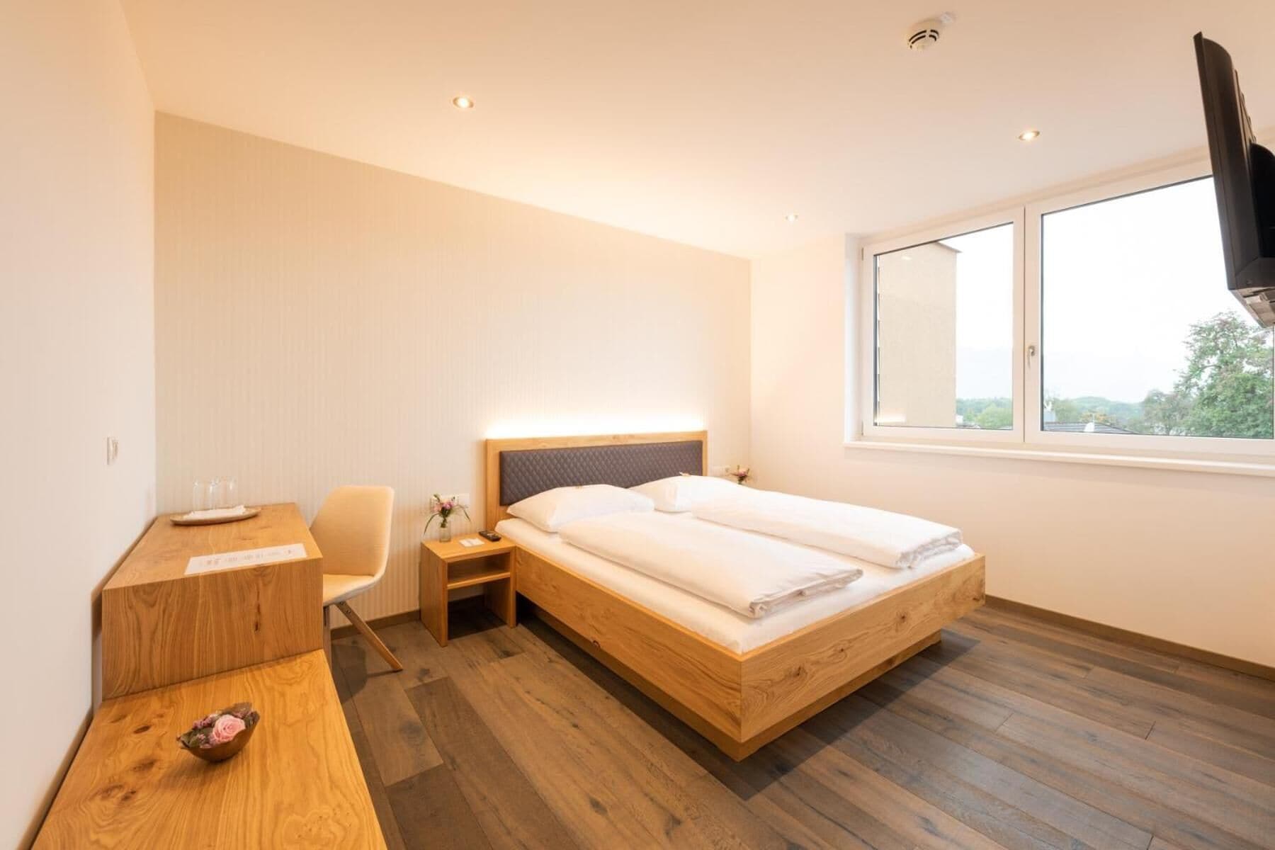 1 bedroom, hypo-allergenic bedding, free minibar, in-room safe