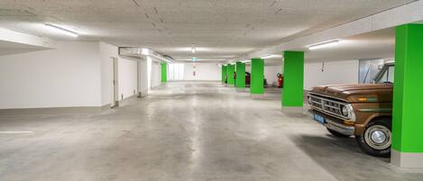 Un parking avec des planchers en béton et des murs blancs.