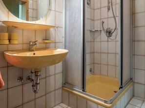 Apartment | Bathroom | Shower, towels