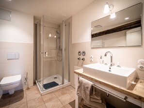 Apartment | Badezimmer | Dusche, Handtücher