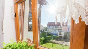 Una ventana con vistas a una casa y un jardín.