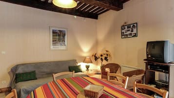 2 kamar tidur dan dilengkapi dengan perabotan berbeda-beda
