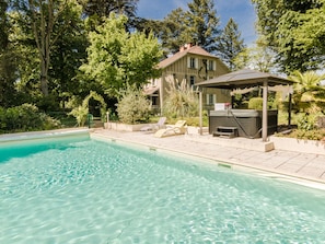 Outdoor pool - Quaint Holiday Home in Lalinde With Jacuzzi (Lalinde)