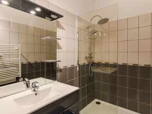 Shower, towels - Quaint Holiday Home in Lalinde With Jacuzzi (Lalinde)