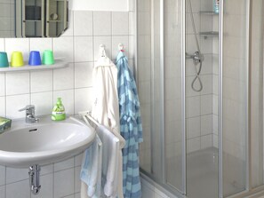 Apartment | Badezimmer | Badewanne, Handtücher