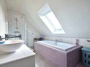 Ferienhaus | Badezimmer | Badewanne