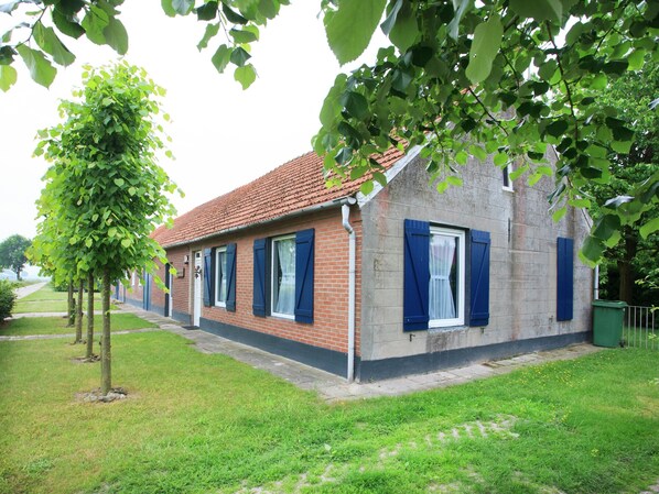 Exterior - Farmhouse in Nederweert Near Canal Trails (Nederweert-Eind)