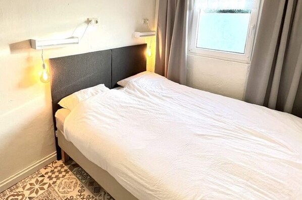 4 habitaciones, muebles diferentes y ropa de cama 