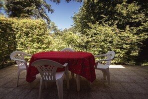Cottage | Balcony - Cozy Cottage Retreat in Vezac (Vezac)