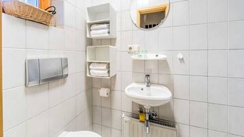 Apartment | Bathroom | Shower, towels