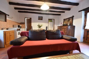 Living room - Romantic Cottage, Berbiguieres (Allas-les-Mines)