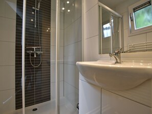 Bathroom - Cosy Chalet w/ Garden Patio (Vorden)