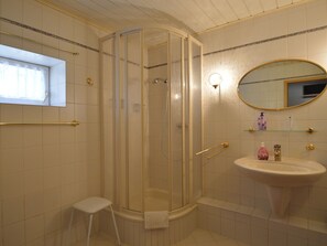 Shower, towels - Luxurious Apartment in Gillenfeld Eifel With Garden Seating (Gillenfeld)