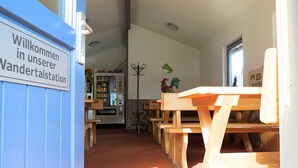 A wooden bench area with a sign reading "Willkommen in unserer Wandertalstation". - Charmante Wohnung mit Eigener Terrasse (Bad Wildungen)