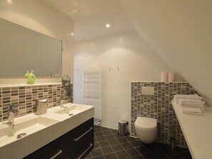 House | Bathroom - Luxurious Holiday Home in Monumental Farmhouse Near Nature Reserves - Zuna (Zuna)
