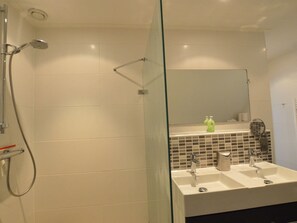 Bathroom - Luxurious Holiday Home in Monumental Farmhouse Near Nature Reserves - Zuna (Zuna)