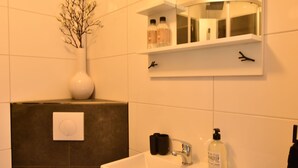 Shower, towels - Modern Apartment in Hindeloopen Near the Lake (Hindeloopen)