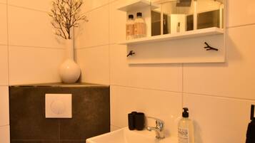 Shower, towels