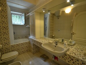 Bathtub - Luxurious Holiday Home in Putignano Apulia With Sea View (Putignano)