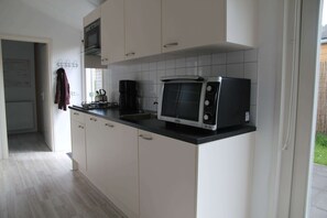 Bungalow | Private kitchen - Rustic Bungalow in North Holland near Forest (Warmenhuizen)