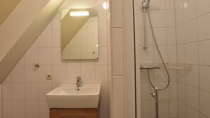 Bathroom - Semi-detached Holiday Home With Petting Zoo, Mini Golf and Playground in Enter (Enter)