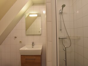 Bathroom - Semi-detached Holiday Home With Petting Zoo, Mini Golf and Playground in Enter (Enter)